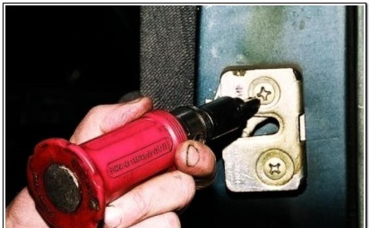 VAZ 2109: kunci pintu tersekat - cara membetulkannya